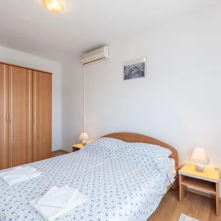 Charming With Balcony - Comfort One Bedroom Trogir