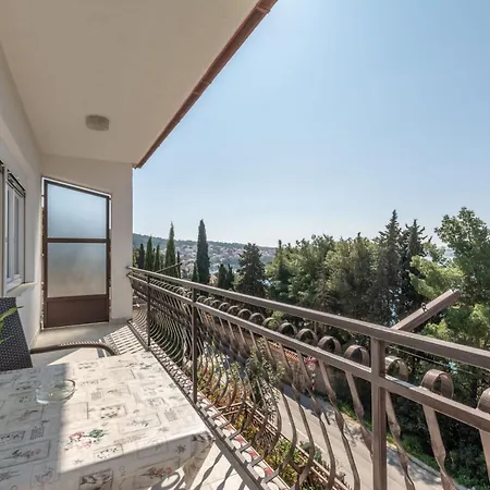 Charming With Balcony - Comfort One Bedroom 公寓 *