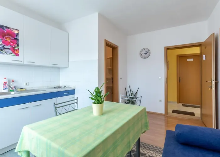 Charming With Balcony - Comfort One Bedroom *