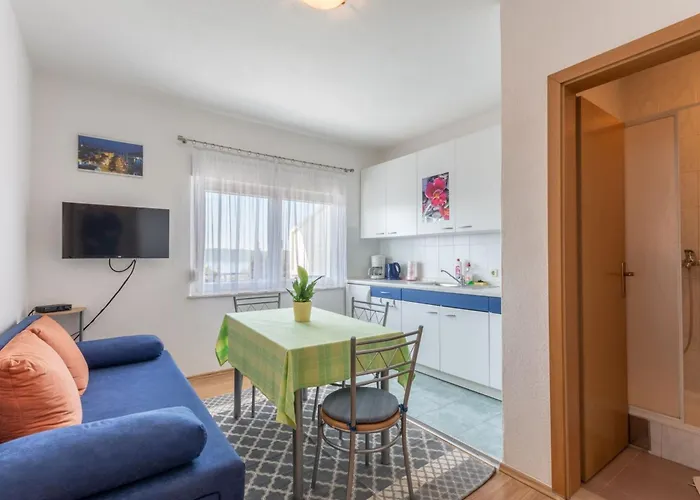Charming With Balcony - Comfort One Bedroom *