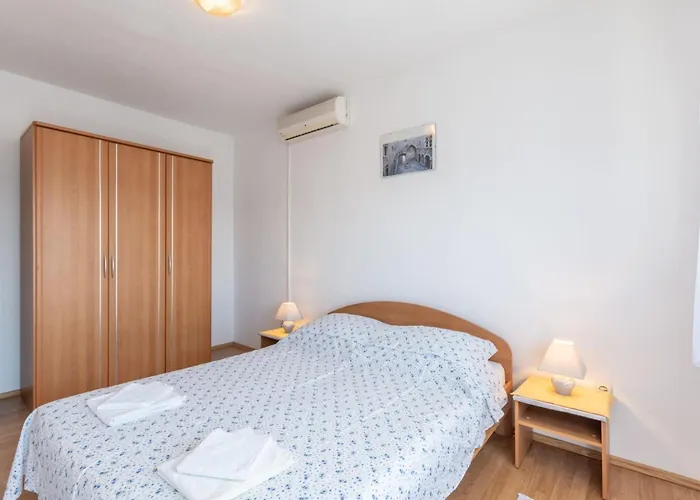 Charming With Balcony - Comfort One Bedroom 特罗吉尔